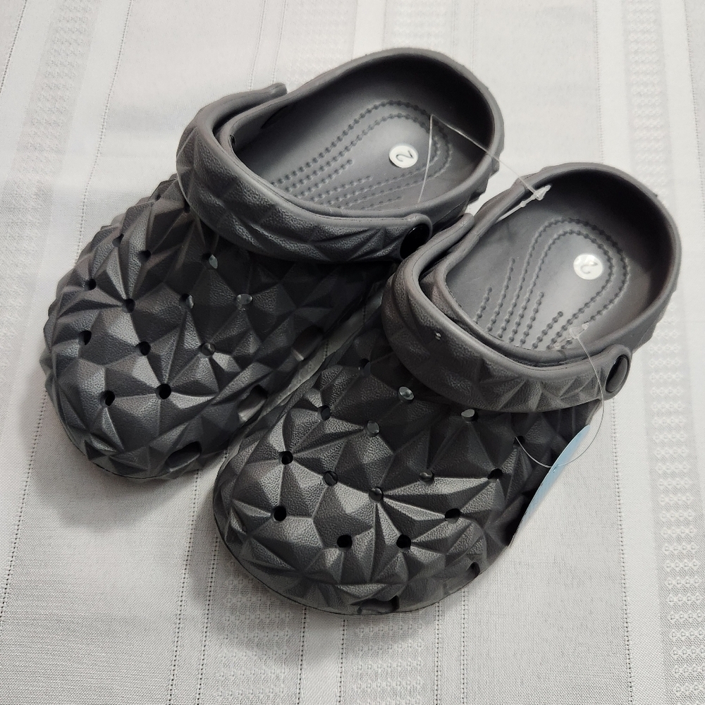 3/$25 Kids gray geometric rubber slip on sandals size 2 ankle strap unisex NWT